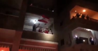 لبنانيون يواصلون التظاهر ضد الفساد بالرقص من نوافذ منازلهم على أغانى وطنية