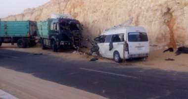 صور.. مصرع شخص وإصابة 15 آخرين فى تصادم بين سيارتين بسوهاج