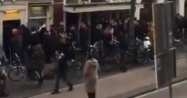 فيديو.. الشرطة الهولندية تستخدم خراطيم المياه لتفريق محتجين