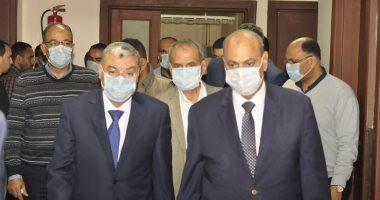 بالكمامات.. محافظ المنيا ورئيس الجامعة يتفقدان مبنى الطوارئ ومستشفى الكبد (صور)