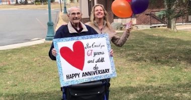 عجوز يتحايل على كورونا بطريقة مبتكرة ليحتفل مع زوجته بعيد زواجهما الـ 67