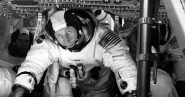 وفاة ألفريد وردن رائد فضاء دار حول القمر عن عمر يناهز 88 عامًا