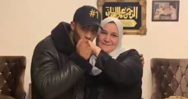 فيديو.. محمد رمضان يهنئ والدته فى عيد الأم بأغنية جديدة.. اعرف التفاصيل