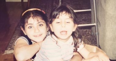 هيدى كرم تحتفل بعيد ميلاد شقيقتها بصور من الطفولة: أحلى واحدة جابها برج الحوت