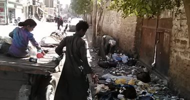 قارئ يشكو تراكم القمامة فى طريق مصر أسوان بقنا وتحرير محضرا بيئيا ضده