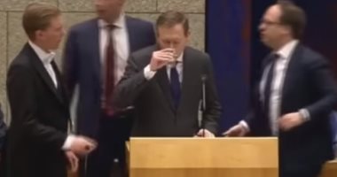 شاهد.. لحظة سقوط وزير الصحة الهولندى أثناء مناقشة أزمة فيروس كورونا