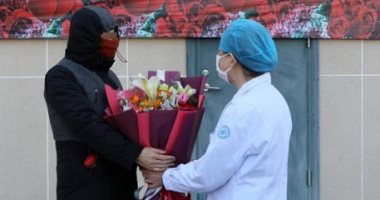 مستشفى بلدية تيانجين تودع آخر صينى مصاب بفيروس كورونا بباقة من الورود