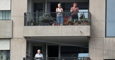 سويسريون يصفقون للأطباء والممرضين من الشرفات تقديرًا لمحاربتهم كورونا.. صور