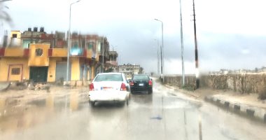 سقوط الأمطار على شوارع العريش.. وتباطؤ حركة مرور السيارات