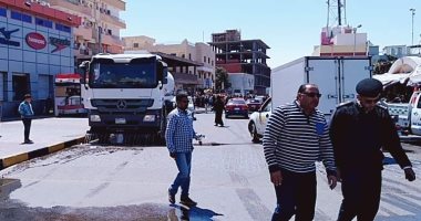 رش شوارع مدينة الغردقة بمواد مطهرة لمواجهة فيروس كورونا.. صور