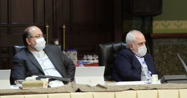 حكومة إيران برئاسة روحاني تجتمع بـ"الكمامات" خوفا من "كورونا"