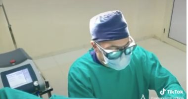 طبيب يشارك مريضة غناء "بنت الجيران" أثناء الجراحة .. فيديو على تيك توك