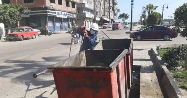 صور.. رش وتعقيم صناديق القمامة بشواعر الإسكندرية لمواجهة كورونا
