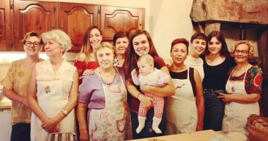جدة إيطالية تقدم دروس طهى عبر الإنترنت لكسر التباعد المجتمعى