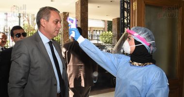 وزير المجالس النيابية و17 نائبا يخضعون لفحص قياس الحرارة عن بعد.. صور 