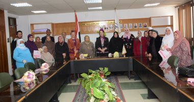 جامعة أسيوط تكرم والدة الشهيد مصطفى عثمان  وعدد من  الأمهات المثاليات
