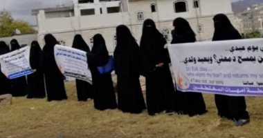 وقفة لأمهات المختطفين بسجون الحوثيين: "أفرجوا عن أبنائنا قبل تفشي كورونا"