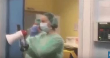 بالنشيد الوطنى طبيبة إيطالية تستقبل مرضى كورونا.. فيديو