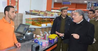 محافظ المنيا يوجه بتحرير مخالفة لصيدلية وفض أحد الأفراح.. صور