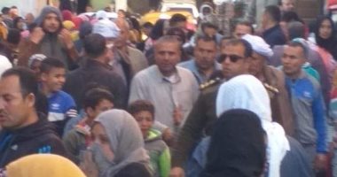 صور.. فض سوق الحسينية بالشرقية بعد ازدحام الأهالى بداخله