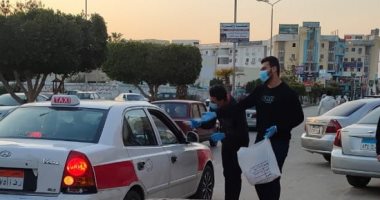 شباب العاشر من رمضان يوزعون ماسك وكحول "مجانا" على السيارات.. صور