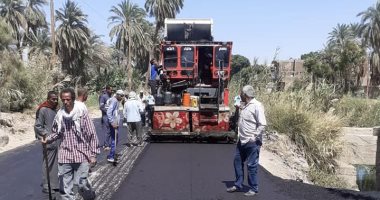 صور.. مدينة الزينية تواصل أعمال رصف الطرق واستكمال توصيلات الصرف المنزلية