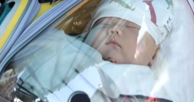قلب الأب..صينى يخترع جراب الأمان لحماية طفله الرضيع من كورونا.. فيديو