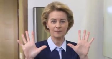 رئيسة المفوضية الأوروبية تخوض تحدى "Safe Hands" وتدعو 4 آخرين.. فيديو وصور