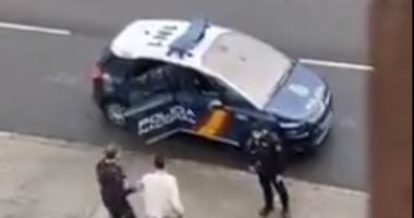 الشرطة الإسبانية تعتقل شخصا مخالفا للطوارئ بسبب كورونا.. فيديو