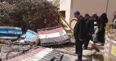 صور.. سيارة نقل ثقيل تحطم بوابة وواجهة مدرسة بالعريش