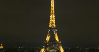 برج إيفل يتزين بالأضواء 10 دقائق تكريما للطواقم الطبية فى باريس.. فيديو