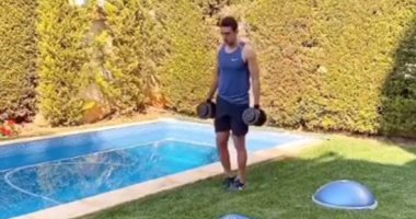 فيديو.. أحمد حسن كوكا يتدرب فى حديقة منزله بسبب كورونا