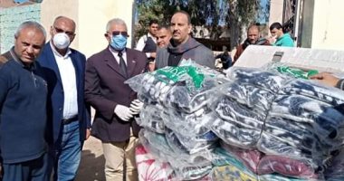 صور.. توزيع أغذية وبطاطين على متضرر سيول بحر البقر بمدينة الحسينية فى الشرقية