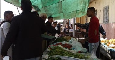 صور.. أسواق الخضراوات بالإسكندرية تتحدى قرار الإغلاق والأحياء تكثف الحملات لفضها