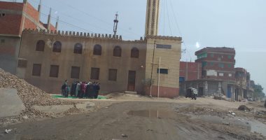 اضبط مخالفة.. أهالى قرية كفر الأشراف بالشرقية يصلون الظهر جماعة أمام المسجد