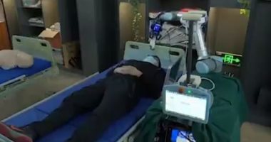 الصين تخترع روبوت يمنع انتقال كورونا بين الطبيب والمصاب بخلق مسافة آمنة.. فيديو