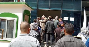 رئيس مدينة الحسينية يفض تجمع المواطنين أمام البنوك لمنع لانتشار الكورنا