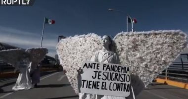 مكسيكيون يرتدون ملابس ملائكية ويتوسلون للسماء لرفع وباء كورونا.. فيديو