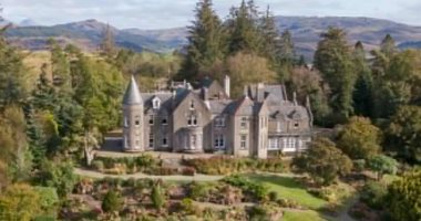 مناسب للعزل.. منزل اسكتلندى فاخر بـ13 غرفة وبحيرة خاصة وبسعر مذهل