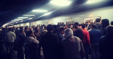 فيديو وصور.. زحام على محطات مترو الأنفاق قبل ساعة من تطبيق حظر التجوال
