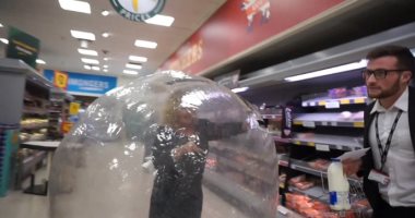 هستيريا كورونا.. سيدة تتسوق "داخل كرة بلاستيك" خوفا من العدوى ببريطانيا.. فيديو
