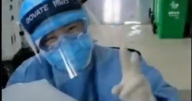 طبيبة صينية تحتضن لوح ثلج بالمستشفى بعد يوم شاق في مواجهة كورونا.. فيديو