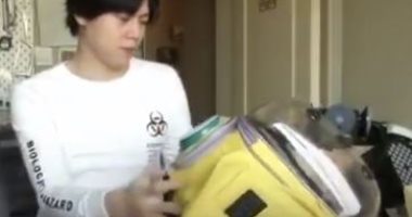 الحاجة أم الاختراع .. أب صيني يصمم حقيبة لأبنة لحماية من فيروس كورونا .. فيديو