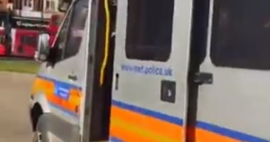 شرطة لندن تستخدم مكبرات صوت لحث المواطنين على التزام بيوتهم.. فيديو