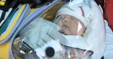 تفاصيل ابتكار أب صينى حضانة محمولة لحماية طفله الرضيع من كورونا.. فيديو وصور
