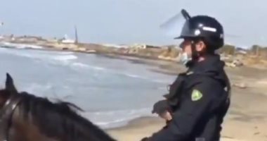 راكب أمواج يُفاجأ بالشرطة تنتظره على شاطئ بروما بعد خرقه حظر التجول.. فيديو