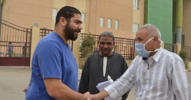 صور.. رئيس مدينة إسنا يستقبل أطباء الحجر الصحى بمستشفى العزل 