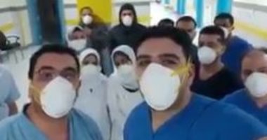 فرحة الأطباء بشفاء 3 حالات من فيروس كورونا في مستشفى العجمى.. فيديو