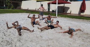 نيمار يتجاهل كورونا ويستجم مع أصدقائه بملعب كرة طائرة شاطئية.. صور