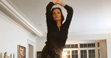 فيديو.. كاترين زيتا جونز تستمتع بالحجر المنزلى بالرقص حافية القدمين
